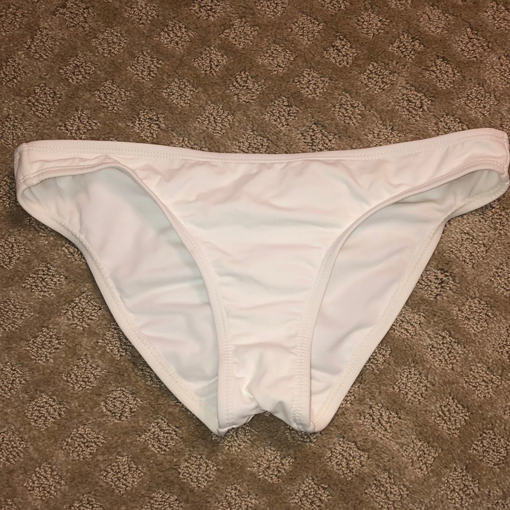 NWOT francesca’s white ruched cheeky bikini bottom